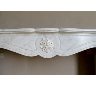 Antique “Pompadour” mantel in white Carrara marble at a discounted price, on sale. A beautiful mantelpiece at a very low price. 2