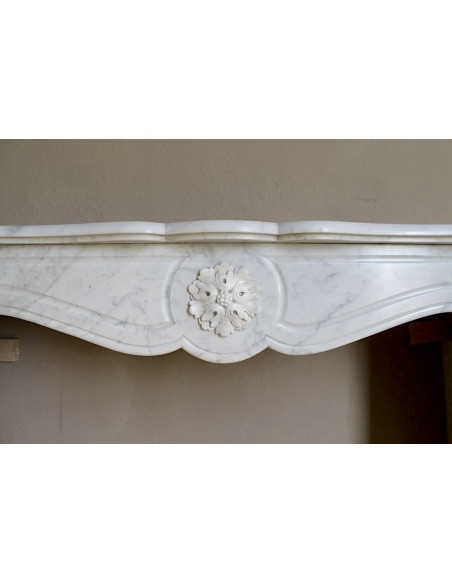 Antique “Pompadour” mantel in white Carrara marble at a discounted price, on sale. A beautiful mantelpiece at a very low price.