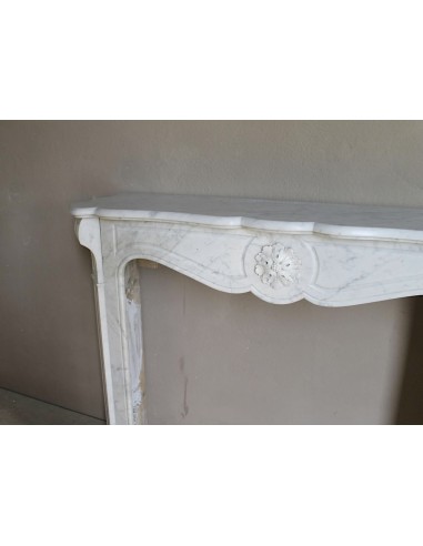 Antique “Pompadour” mantel in white Carrara marble at a discounted price, on sale. A beautiful mantelpiece at a very low price.