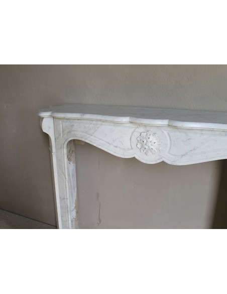 Antique “Pompadour” mantel in white Carrara marble at a discounted price, on sale. A beautiful mantelpiece at a very low price.