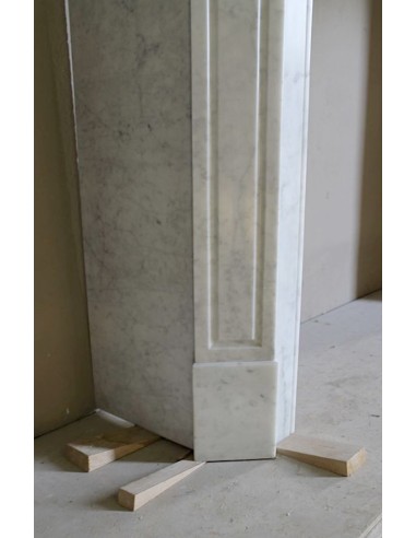 Antique “Pompadour” mantel in white Carrara marble at a discounted price, on sale. A beautiful mantelpiece at a very low price.