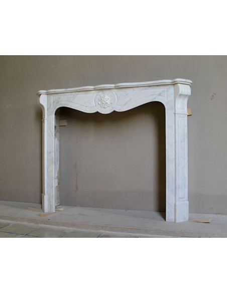 Antique “Pompadour” mantel in white Carrara marble at a discounted price, on sale. A beautiful mantelpiece at a very low price.