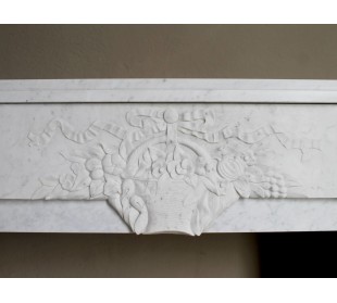 Antique genuine Art Deco mantelpiece, with iconic architecture and floral decorations, carved in white Carrara marble. 2