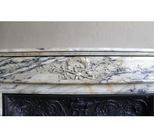 Neoclassical mantelpiece in veined Statuary marble with tones from white to beige to violet, with its original cast iron insert. 2