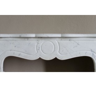 An antique Baroque “Pompadour Plat” fireplace mantel of small size, lovely and elegant, carved in white Carrara marble. 2