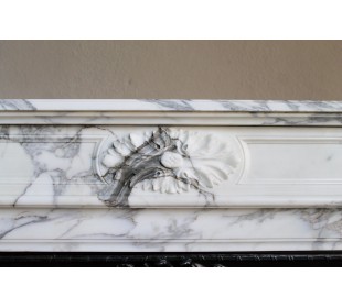 Neoclassical “Trois Fleurs” fireplace mantel in white veined marble, provided with its original cast iron insert. 2