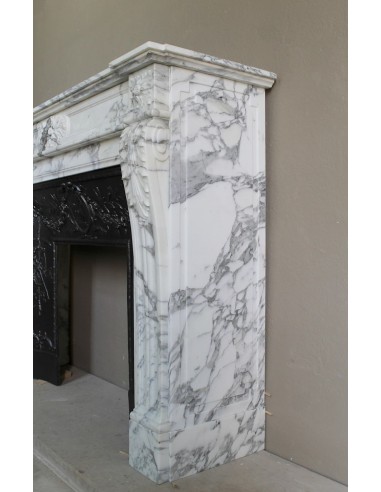 Neoclassical “Trois Fleurs” fireplace mantel in white veined marble, provided with its original cast iron insert.