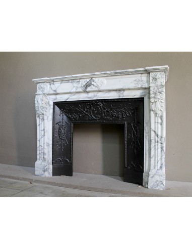 Neoclassical “Trois Fleurs” fireplace mantel in white veined marble, provided with its original cast iron insert.
