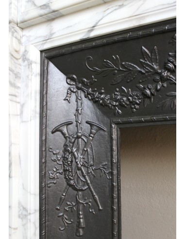 Neoclassical “Trois Fleurs” fireplace mantel in white veined marble, provided with its original cast iron insert.