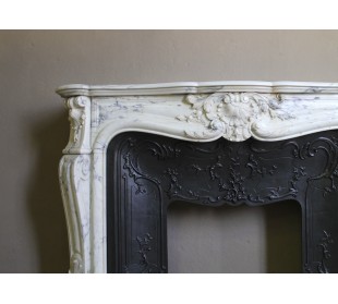 Antique Louis XV “Trois Glands” fireplace mantel in  White veined Calacatta marble provided with cast iron insert. 2