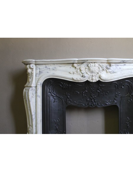 Antique Louis XV “Trois Glands” fireplace mantel in  White veined Calacatta marble provided with cast iron insert.