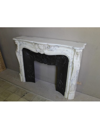 Antique Louis XV “Trois Glands” fireplace mantel in  White veined Calacatta marble provided with cast iron insert.