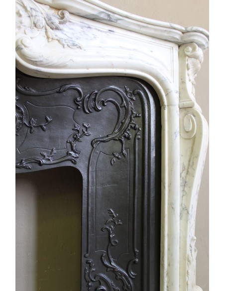 Antique Louis XV “Trois Glands” fireplace mantel in  White veined Calacatta marble provided with cast iron insert.