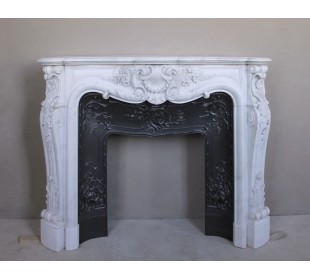 Exceptional antique Baroque fireplace mantel in white marble with floral carvings and its original cast iron insert.