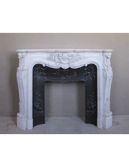 Exceptional antique Baroque fireplace mantel in white marble with floral carvings and its original cast iron insert.
