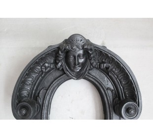 Cast iron Oeil de boeuf “Tête de Femme” mantelpiece. This mantel is genuine, authentic, signed by Majorelle. 2