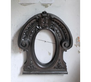 Antique Art Nouveau fireplace mantel in artistic cast iron. This antique mantelpiece is a genuine Parisian “Oeil de boeuf”.
