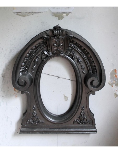 Antique Art Nouveau fireplace mantel in artistic cast iron. This antique mantelpiece is a genuine Parisian “Oeil de boeuf”.