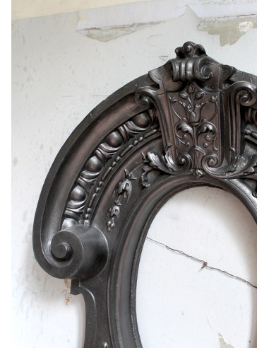 Antique Art Nouveau fireplace mantel in artistic cast iron. This antique mantelpiece is a genuine Parisian “Oeil de boeuf”.