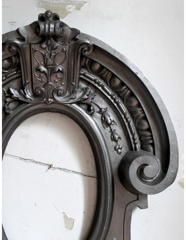 Antique Art Nouveau fireplace mantel in artistic cast iron. This antique mantelpiece is a genuine Parisian “Oeil de boeuf”.