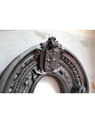 Antique Art Nouveau fireplace mantel in artistic cast iron. This antique mantelpiece is a genuine Parisian “Oeil de boeuf”.