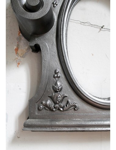Antique Art Nouveau fireplace mantel in artistic cast iron. This antique mantelpiece is a genuine Parisian “Oeil de boeuf”.