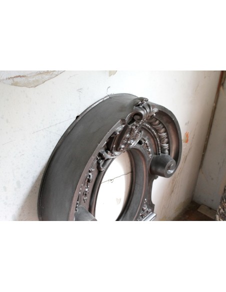 Antique Art Nouveau fireplace mantel in artistic cast iron. This antique mantelpiece is a genuine Parisian “Oeil de boeuf”.