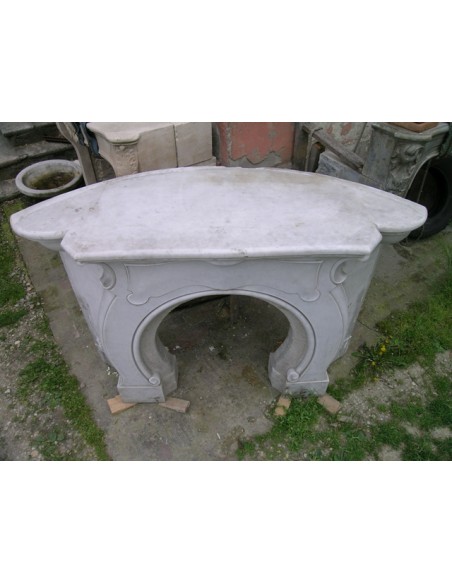 Antique Art Nouveau fireplace mantel in artistic cast iron. This antique mantelpiece is a genuine Parisian “Oeil de boeuf”.