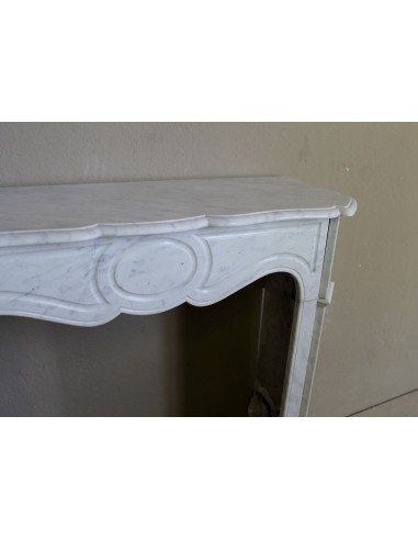 Baroque "Pompadour Plat" fireplace mantel in white marble. This mantelpiece is rare due to its small size.
