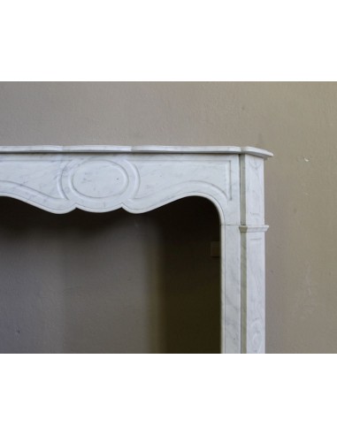 Baroque "Pompadour Plat" fireplace mantel in white marble. This mantelpiece is rare due to its small size.