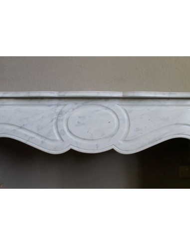 Baroque "Pompadour Plat" fireplace mantel in white marble. This mantelpiece is rare due to its small size.