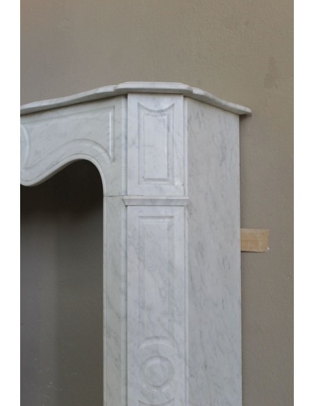 Baroque "Pompadour Plat" fireplace mantel in white marble. This mantelpiece is rare due to its small size.