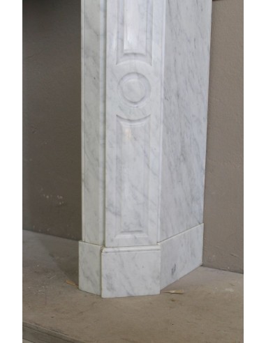 Baroque "Pompadour Plat" fireplace mantel in white marble. This mantelpiece is rare due to its small size.