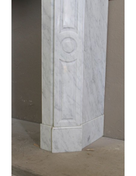 Baroque "Pompadour Plat" fireplace mantel in white marble. This mantelpiece is rare due to its small size.