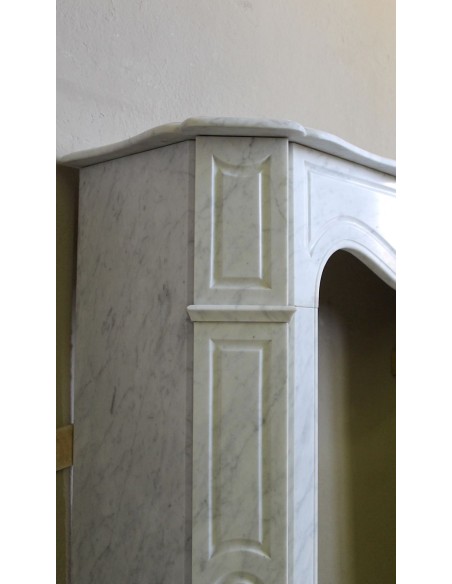 Baroque "Pompadour Plat" fireplace mantel in white marble. This mantelpiece is rare due to its small size.