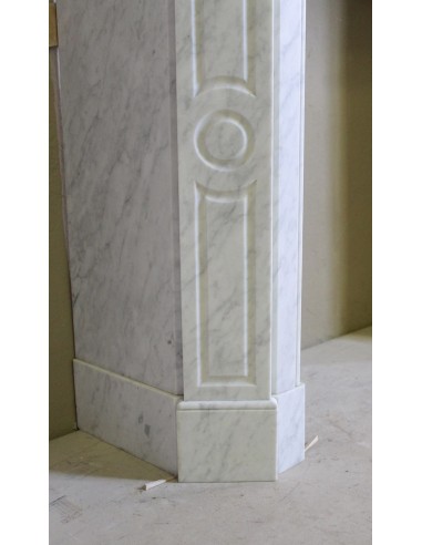 Baroque "Pompadour Plat" fireplace mantel in white marble. This mantelpiece is rare due to its small size.