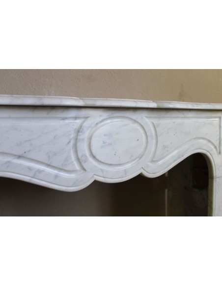 Baroque "Pompadour Plat" fireplace mantel in white marble. This mantelpiece is rare due to its small size.