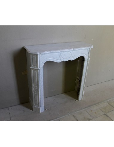 Baroque "Pompadour Plat" fireplace mantel in white marble. This mantelpiece is rare due to its small size.