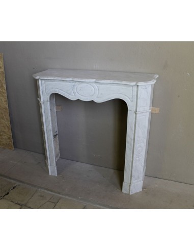 Baroque "Pompadour Plat" fireplace mantel in white marble. This mantelpiece is rare due to its small size.