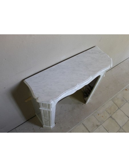 Baroque "Pompadour Plat" fireplace mantel in white marble. This mantelpiece is rare due to its small size.