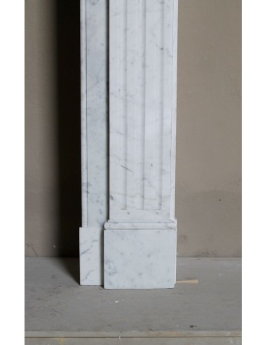 Neoclassical-style fireplace mantel carved in white Carrara marble. This mantelpiece is outstanding for its small and nice size.
