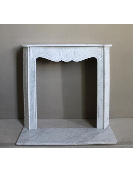 Antique Louis XV style fireplace mantel in white Carrara marble, “Pompadour” family, with its original marble floor.