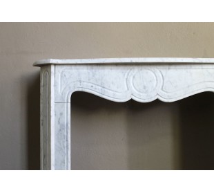 Antique Louis XV style fireplace mantel in white Carrara marble, “Pompadour” family, with its original marble floor. 2
