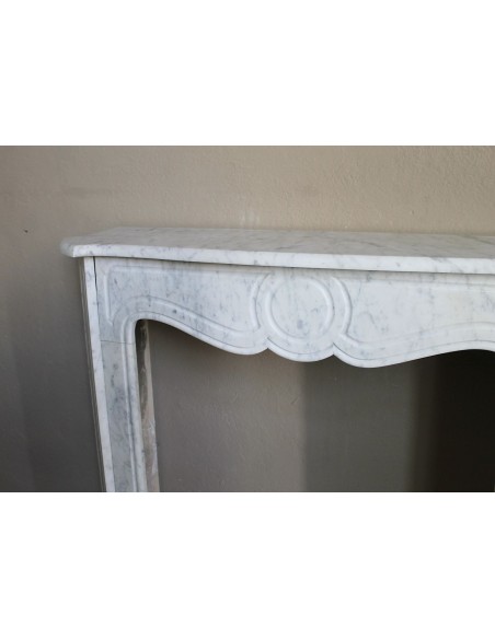 Antique Louis XV style fireplace mantel in white Carrara marble, “Pompadour” family, with its original marble floor.