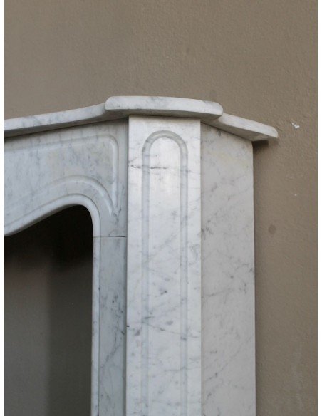 Antique Louis XV style fireplace mantel in white Carrara marble, “Pompadour” family, with its original marble floor.