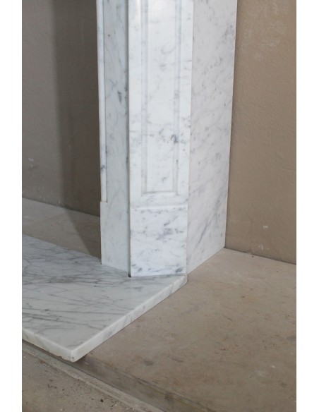 Antique Louis XV style fireplace mantel in white Carrara marble, “Pompadour” family, with its original marble floor.