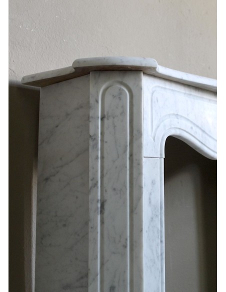 Antique Louis XV style fireplace mantel in white Carrara marble, “Pompadour” family, with its original marble floor.