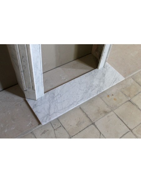 Antique Louis XV style fireplace mantel in white Carrara marble, “Pompadour” family, with its original marble floor.