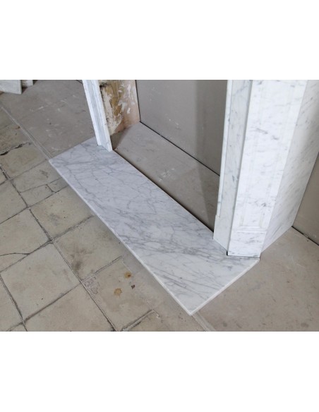 Antique Louis XV style fireplace mantel in white Carrara marble, “Pompadour” family, with its original marble floor.