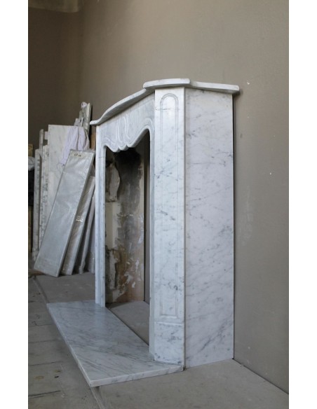 Antique Louis XV style fireplace mantel in white Carrara marble, “Pompadour” family, with its original marble floor.